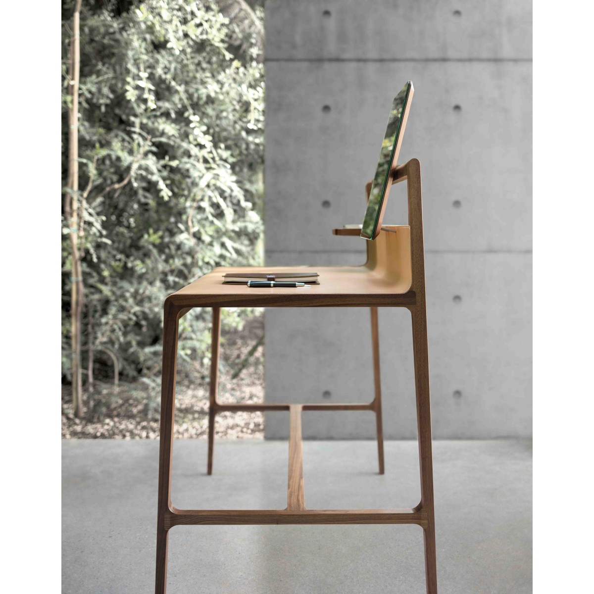 Desk Scribe Alivar