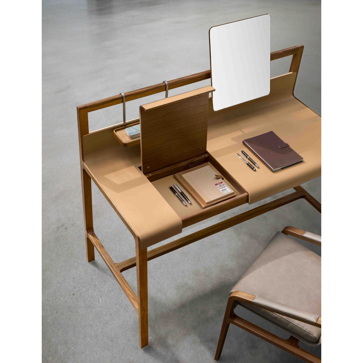 Desk Scribe Alivar